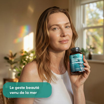 Flacon de collagène marin tenu devant un décor intérieur, étiquette turquoise visible.