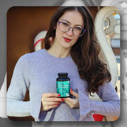 Bouteille WeightWorld multivitamines et minéraux tenue par une femme